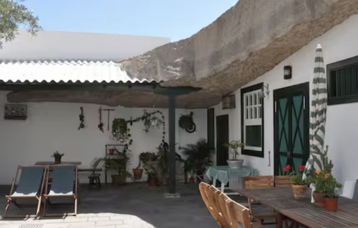 The villa’s sunny Canarian courtyard with outdoor dining and lounge chairs